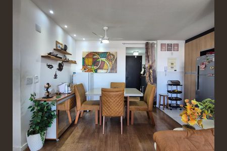 Apartamento à venda com 77m², 2 quartos e 1 vaga Apartamento à venda com 77m², 2 quartos e 1 vagaSala