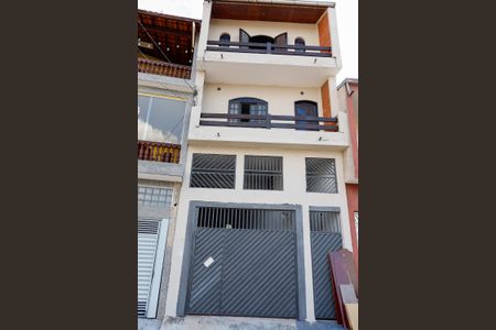 Casa à venda com 240m², 3 quartos e 2 vagas Casa à venda com 240m², 3 quartos e 2 vagasFachada