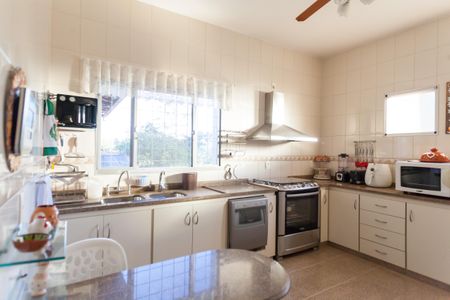 Casa de condomínio à venda com 560m², 4 quartos e 2 vagas Casa de condomínio à venda com 560m², 4 quartos e 2 vagasCozinha