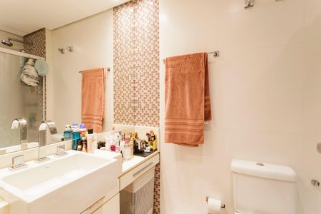 Apartamento à venda com 230m², 4 quartos e 3 vagas Apartamento à venda com 230m², 4 quartos e 3 vagasBanheiro da Suíte 1