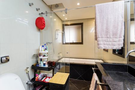 Apartamento à venda com 230m², 4 quartos e 3 vagas Apartamento à venda com 230m², 4 quartos e 3 vagasBanheiro da Suíte 2