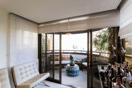 Apartamento à venda com 230m², 4 quartos e 3 vagas Apartamento à venda com 230m², 4 quartos e 3 vagasSala