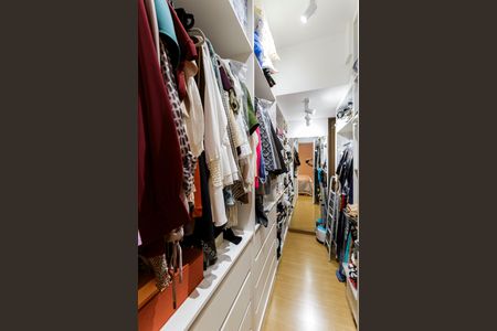 Apartamento à venda com 230m², 4 quartos e 3 vagas Apartamento à venda com 230m², 4 quartos e 3 vagasCloset da suíte 2