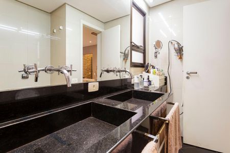 Apartamento à venda com 230m², 4 quartos e 3 vagas Apartamento à venda com 230m², 4 quartos e 3 vagasBanheiro da Suíte 2