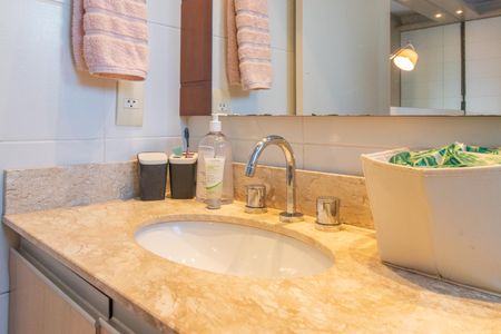 Apartamento à venda com 75m², 2 quartos e 2 vagasBanheiro da Suíte