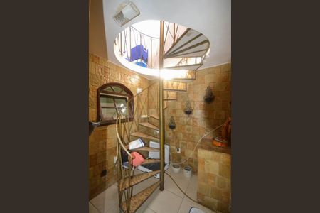 Casa para alugar com 150m², 4 quartos e 5 vagas Casa para alugar com 150m², 4 quartos e 5 vagasEscada