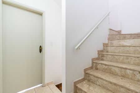 Casa à venda com 227m², 4 quartos e 2 vagas Casa à venda com 227m², 4 quartos e 2 vagasEscada