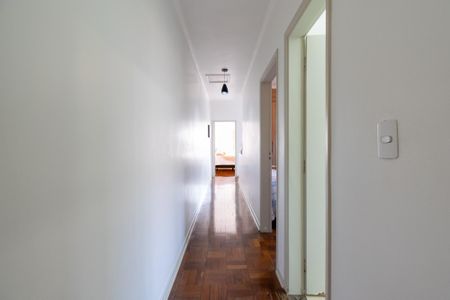 Casa à venda com 227m², 4 quartos e 2 vagas Casa à venda com 227m², 4 quartos e 2 vagasCorredor