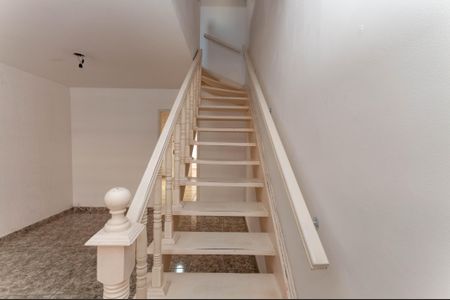 Casa à venda com 110m², 3 quartos e 2 vagasEscada