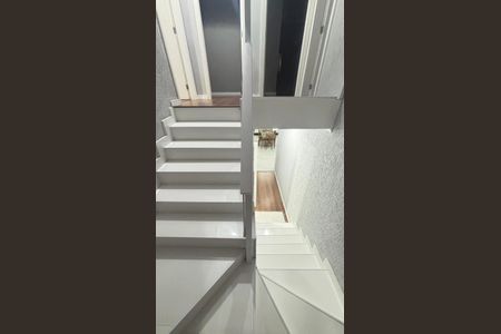 Casa à venda com 266m², 3 quartos e 3 vagas Casa à venda com 266m², 3 quartos e 3 vagasEscada