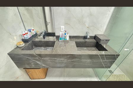 Casa à venda com 266m², 3 quartos e 3 vagas Casa à venda com 266m², 3 quartos e 3 vagasBanheiro