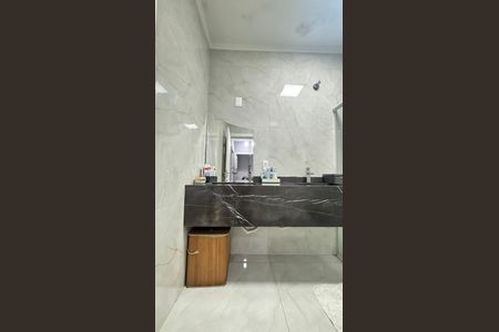 Casa à venda com 266m², 3 quartos e 3 vagas Casa à venda com 266m², 3 quartos e 3 vagasBanheiro