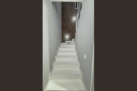 Casa à venda com 266m², 3 quartos e 3 vagas Casa à venda com 266m², 3 quartos e 3 vagasEscada