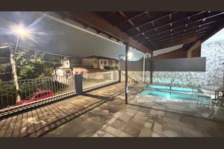 Casa à venda com 266m², 3 quartos e 3 vagas Casa à venda com 266m², 3 quartos e 3 vagasQuarto 2 Varanda