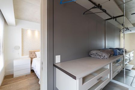 Apartamento para alugar com 70m², 1 quarto e 1 vaga Apartamento para alugar com 70m², 1 quarto e 1 vagaCloset da Suíte