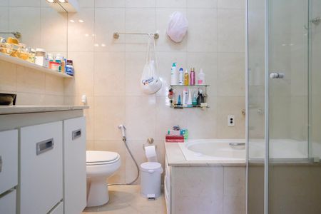 Casa à venda com 235m², 3 quartos e 4 vagasBanheiro da suíte 1