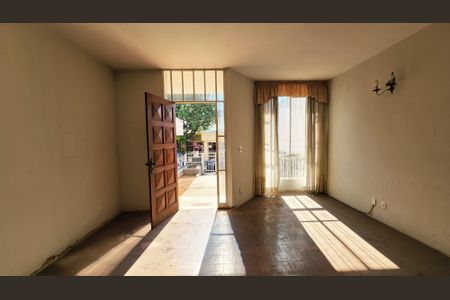 Casa à venda com 181m², 3 quartos e 4 vagasSala