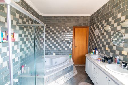 Casa à venda com 452m², 4 quartos e 5 vagasBanheiro da Suíte 1 e 2