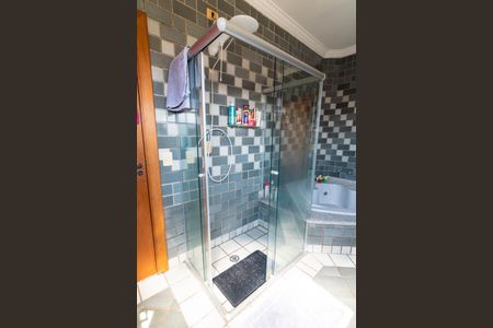 Casa à venda com 452m², 4 quartos e 5 vagasBanheiro da Suíte 1 e 2