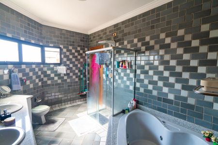 Casa à venda com 452m², 4 quartos e 5 vagasBanheiro da Suíte 1 e 2