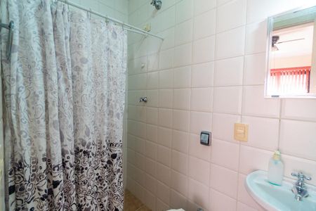 Casa à venda com 452m², 4 quartos e 5 vagasBanheiro da suíte da Edícula