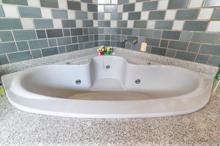 Casa à venda com 452m², 4 quartos e 5 vagasBanheiro da Suíte 1 e 2