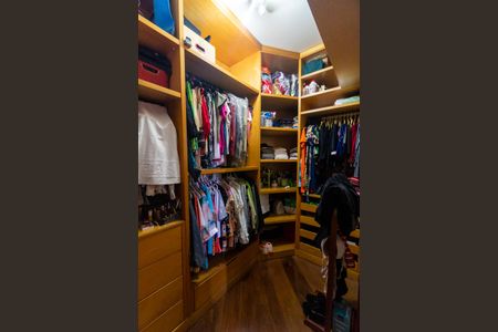 Casa à venda com 452m², 4 quartos e 5 vagasCloset da Suíte 1