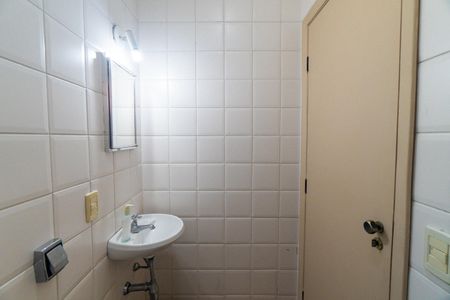 Casa à venda com 452m², 4 quartos e 5 vagasBanheiro da suíte da Edícula