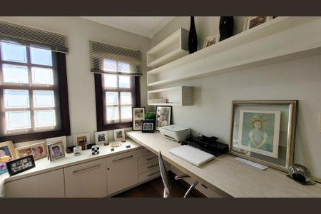 Casa de condomínio à venda com 360m², 5 quartos e 4 vagasEscritório