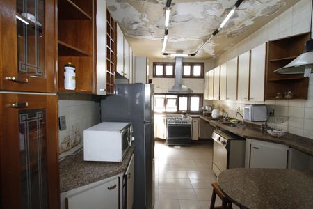 Casa à venda com 229m², 5 quartos e 4 vagasCozinha