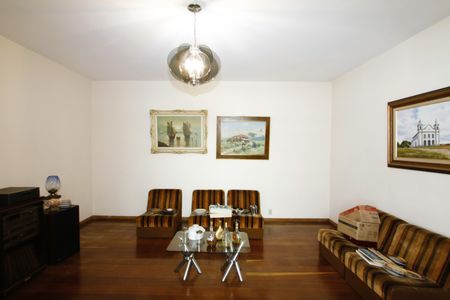 Casa à venda com 229m², 5 quartos e 4 vagasSala