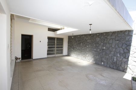 Casa à venda com 229m², 5 quartos e 4 vagasVaranda