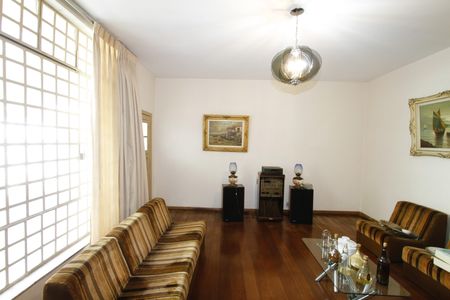 Casa à venda com 229m², 5 quartos e 4 vagasSala