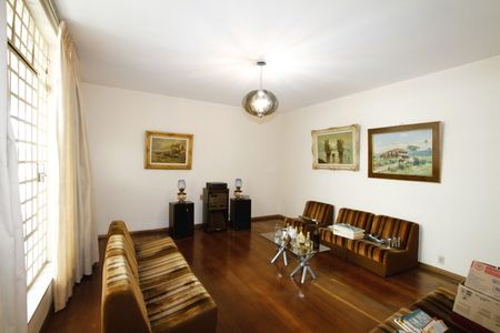 Casa à venda com 229m², 5 quartos e 4 vagasSala de Estar