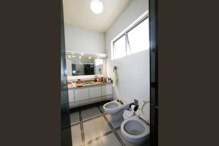 Casa à venda com 229m², 5 quartos e 4 vagasBanheiro Social