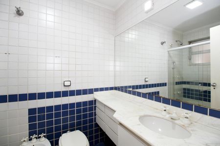 Apartamento à venda com 248m², 2 quartos e 2 vagas Apartamento à venda com 248m², 2 quartos e 2 vagasBanheiro da Suíte