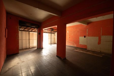 Casa à venda com 216m², 2 quartos e 4 vagas Casa à venda com 216m², 2 quartos e 4 vagasGaragem