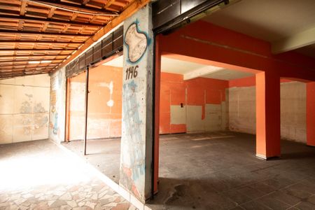 Casa à venda com 216m², 2 quartos e 4 vagas Casa à venda com 216m², 2 quartos e 4 vagasGaragem