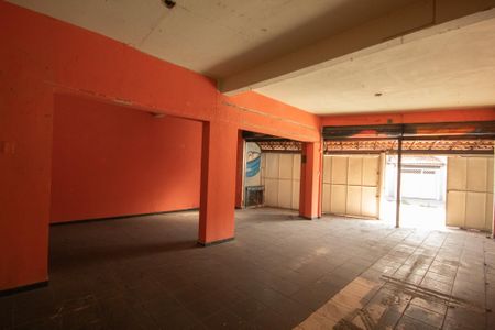 Casa à venda com 216m², 2 quartos e 4 vagas Casa à venda com 216m², 2 quartos e 4 vagasGaragem