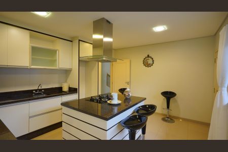 Casa para alugar com 460m², 5 quartos e 2 vagasCozinha 1