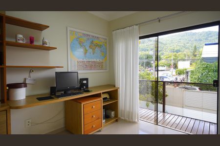 Casa para alugar com 460m², 5 quartos e 2 vagasEscritório