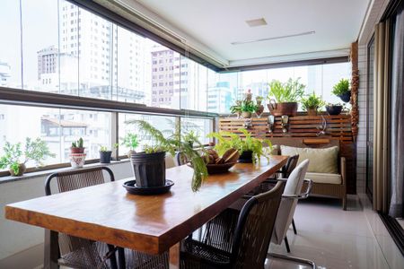 Apartamento à venda com 180m², 4 quartos e 4 vagasVaranda