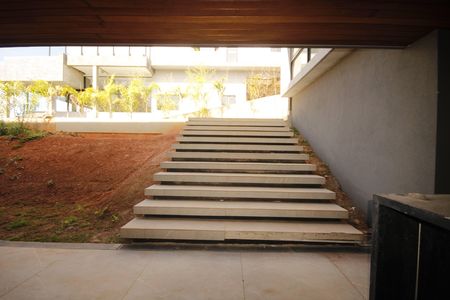 Casa de condomínio à venda com 403m², 4 quartos e 4 vagasescada