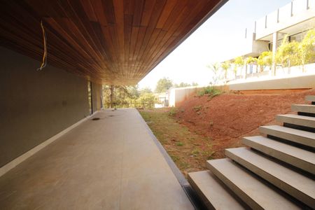 Casa de condomínio à venda com 403m², 4 quartos e 4 vagasEscada