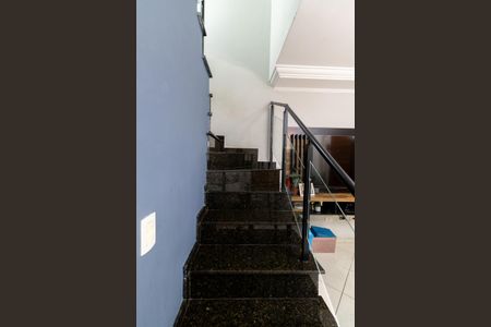 Casa de condomínio à venda com 65m², 2 quartos e 1 vagaEscada