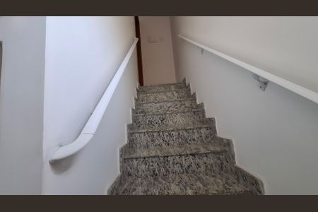 Casa de condomínio à venda com 120m², 2 quartos e 1 vaga Casa de condomínio à venda com 120m², 2 quartos e 1 vagaEscada