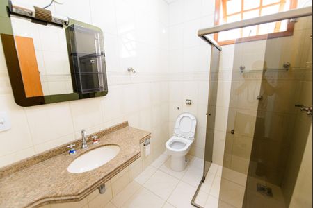 Casa de condomínio para alugar com 380m², 4 quartos e 4 vagasBanheiro da Suíte 1