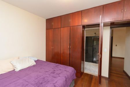 Casa à venda com 476m², 5 quartos e 3 vagasSuite