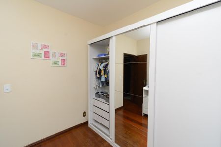 Casa à venda com 476m², 5 quartos e 3 vagasQuarto 2