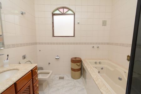 Casa à venda com 476m², 5 quartos e 3 vagasBanheiro da Suíte